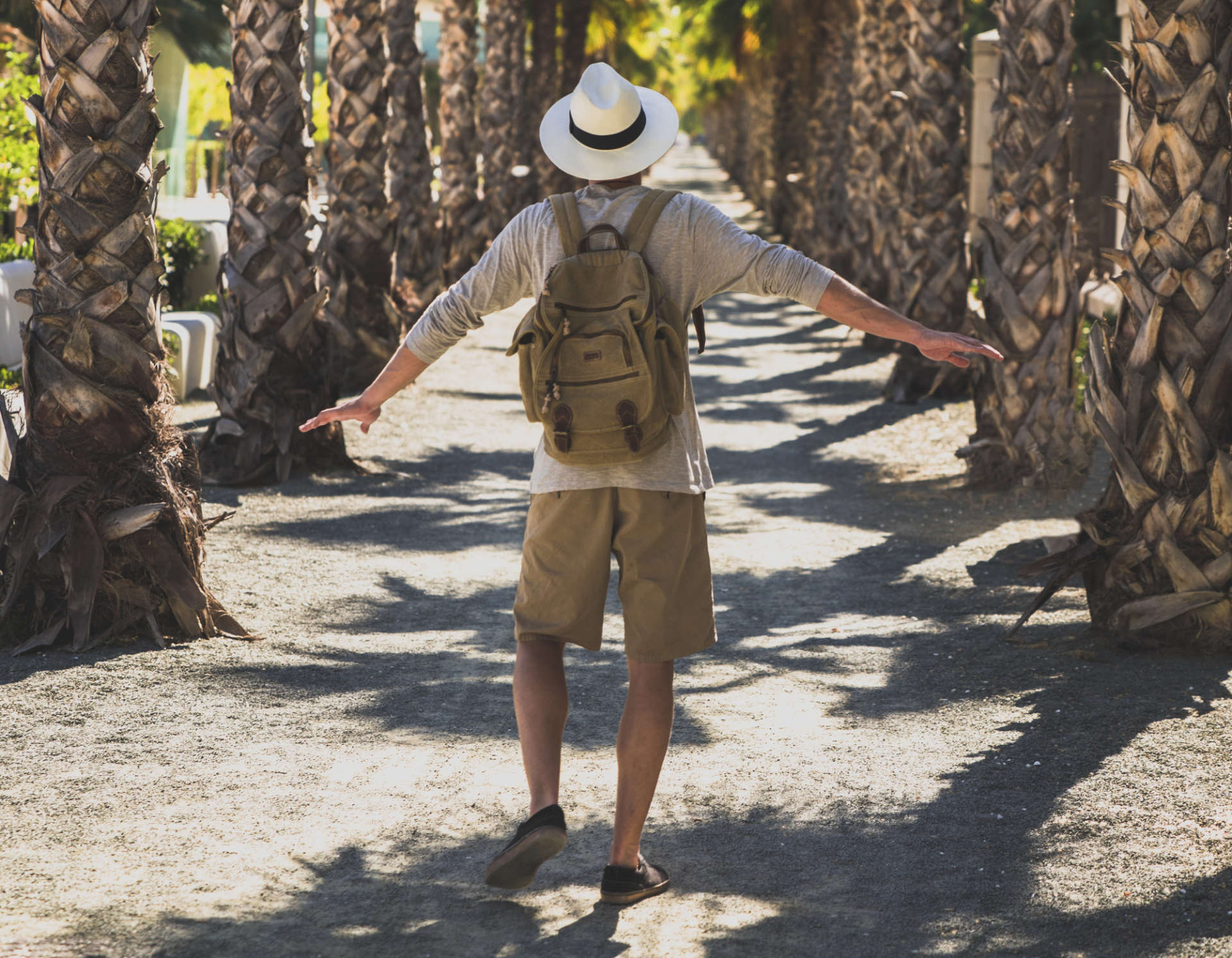 Excursiwons en Polynésie française, un homme fait une randonnée dans la nature entourée de palmiers