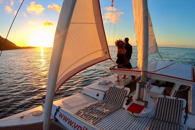 Croisière privée au coucher du soleil- Moorea naviguant sur le catamaran Taboo