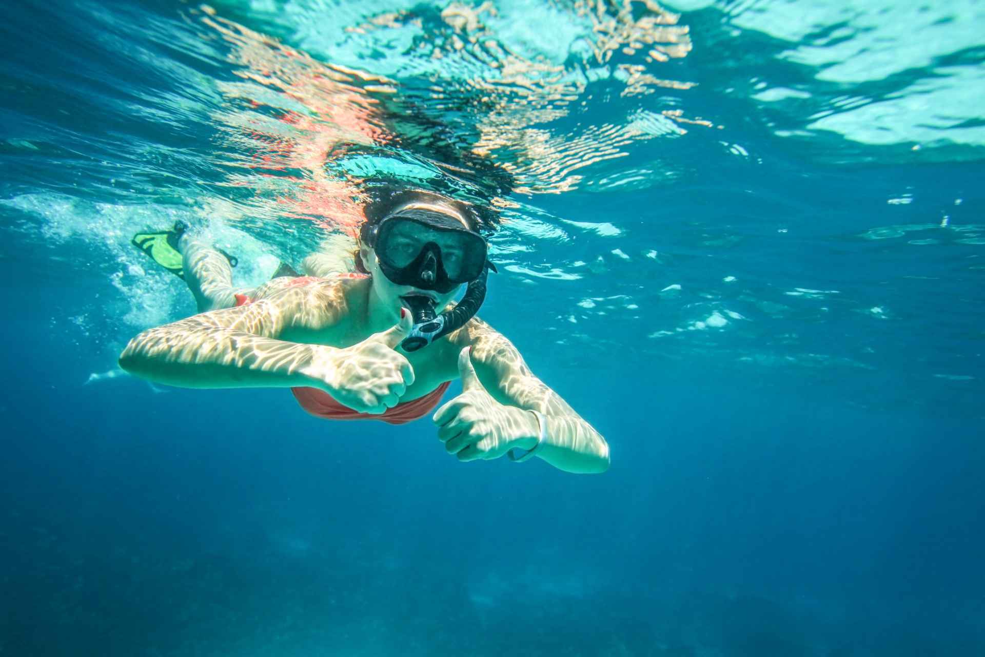 Plongée libre, snorkeling avec masque et tuba dans le lagon
